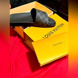 New Sandals LV size 10
